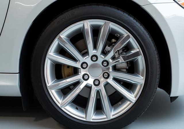 Lo stesso cerchione, ora scintillante e pulito come nuovo.